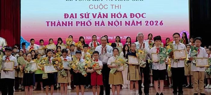 Ông Nguyễn Hữu Giới, Chủ tịch Hội Thư Viện Việt Nam trao giải Nhì Đại sứ Văn hóa đọc thành phố Hà Nội năm 2026