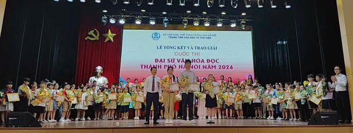 Ông Trần Trung Hiếu, Phó Giám đốc Sở Văn hóa Thể thao và Du lịch Hà Nội trao 3 giải Nhất Đại sứ Văn hóa đọc thành phố Hà Nội năm 2026