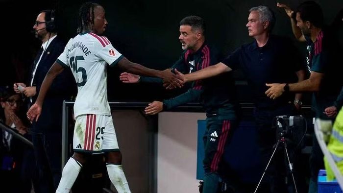 HLV Mourinho chưa hài lòng với tân binh Diomande (Ảnh: Getty Images)