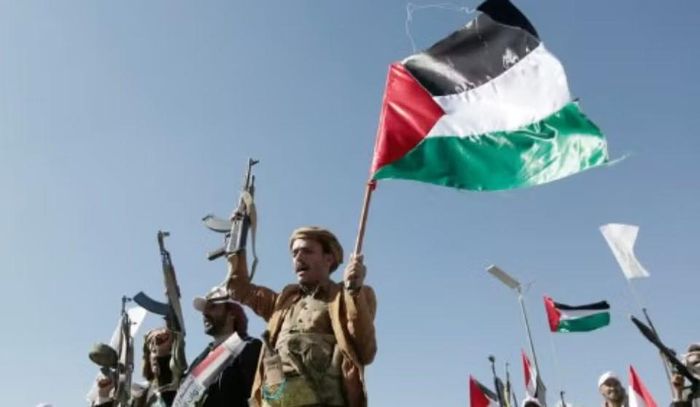 "Các xuồng chở thành viên Houthi đã tới đảo Mayyun sau khi lực lượng chính phủ rút đi", một quan chức địa phương nói với hãng tin AFP, đề cập tới đảo Perim nằm giữa eo biển Bab al-Mandab.