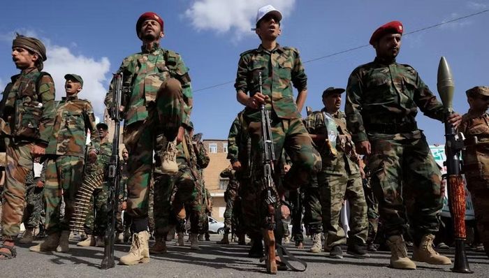 Theo quan chức này, Houthi đã hoàn tất việc kiểm soát khu vực Bab al-Mandab. Một nhân chứng cho biết lực lượng vũ trang do Iran hậu thuẫn đang triển khai dọc bờ biển và di chuyển bằng xe quân sự.