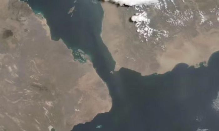 Bab al-Mandab kết nối biển Đỏ với vịnh Aden, tạo thành tuyến hàng hải quan trọng giữa châu Á và châu Âu thông qua kênh đào Suez.