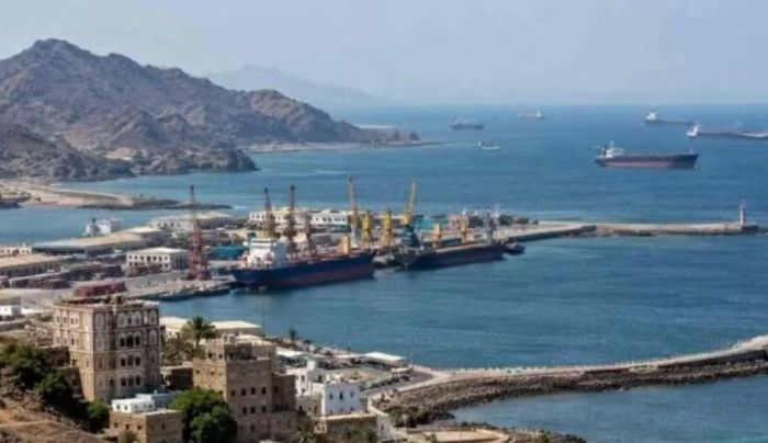 Houthi kiểm soát thủ đô Sanaa cùng nhiều khu vực ở tây bắc Yemen. Nhóm này đối đầu với chính phủ Yemen được quốc tế công nhận và liên minh quân sự do Arab Saudi dẫn đầu. Trước đây, Houthi chưa kiểm soát khu vực nằm ngay cạnh eo Bab al-Mandab.