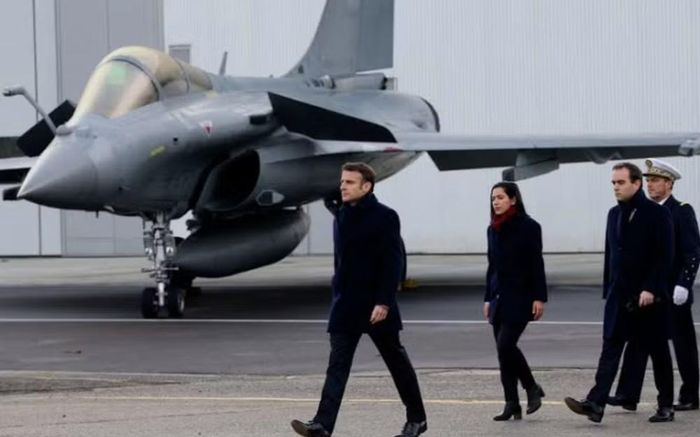 Cơ quan mua sắm quốc phòng Pháp (DGA) đã đặt hàng Dassault Aviation, Thales, MBDA và Safran thực hiện các công việc phát triển ban đầu cho Rafale F5. Các hợp đồng tập trung vào radar, tác chiến điện tử, liên kết dữ liệu, hệ thống dẫn đường và động cơ.