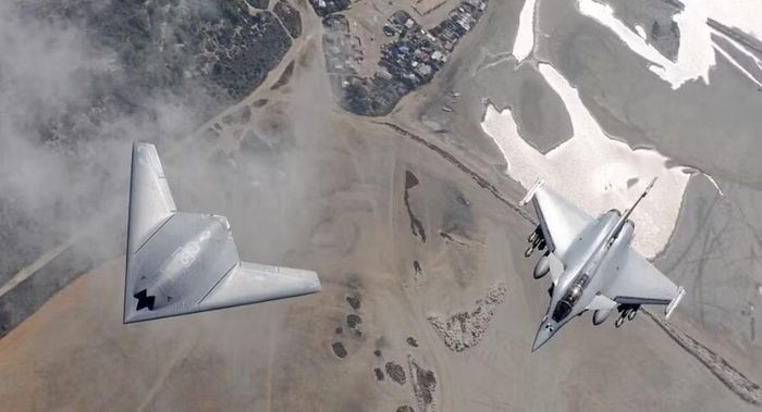 Rafale F5 sẽ được trang bị phiên bản mới của hệ thống tự bảo vệ SPECTRA. DGA cho biết hệ thống tác chiến điện tử này sẽ chuyển sang kiến trúc kỹ thuật số, nhằm cải thiện khả năng phát hiện và gây nhiễu trước các mối đe dọa ngày càng phức tạp.