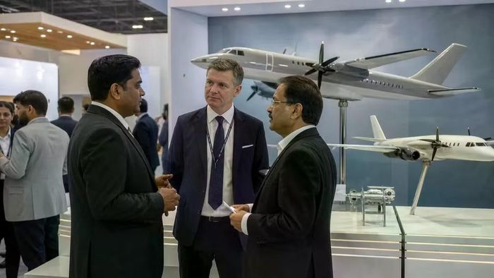 "Khả năng của UAC và các đơn vị khác thuộc Tập đoàn Rostec cho phép cung cấp cho đối tác Ấn Độ không chỉ các sản phẩm riêng lẻ, mà còn cả sự hợp tác công nghiệp toàn diện từ bán máy bay đến sản xuất nội địa và hợp tác chế tạo".