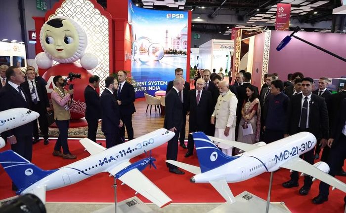 Gian trưng bày chung của UAC với Tập đoàn Động cơ Thống nhất (UEC), cả hai cùng thuộc Tập đoàn công nghệ nhà nước Rostec, xuất hiện các mô hình máy bay cánh quạt khu vực Il-114-300, máy bay phản lực tầm ngắn SJ-100 và tầm trung MS-21.