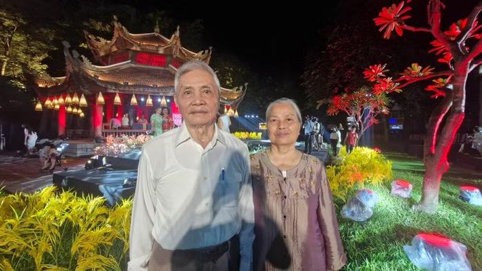 Ông Phạm Đức Độ cùng vợ tham dự chương trình "Khai văn".