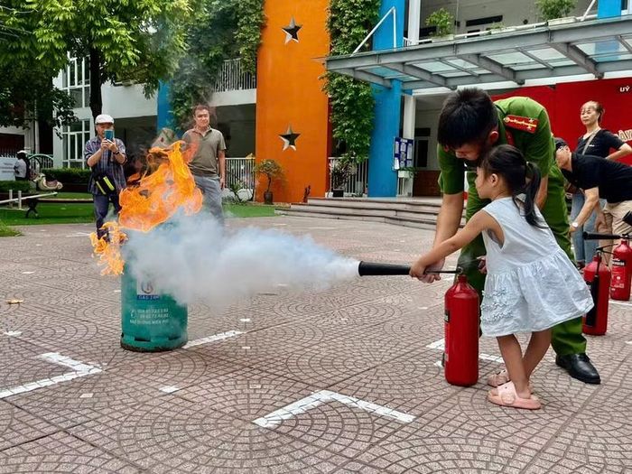 Một em bé hào hứng lần đầu được tham gia trải nghiệm