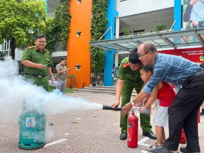 Nhiều em nhỏ được trải nghiệm sử dụng các thiết bị chữa cháy