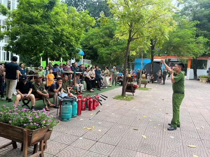 Cán bộ PCCC tuyên truyền các thông tin, kiến thức về an toàn phòng cháy