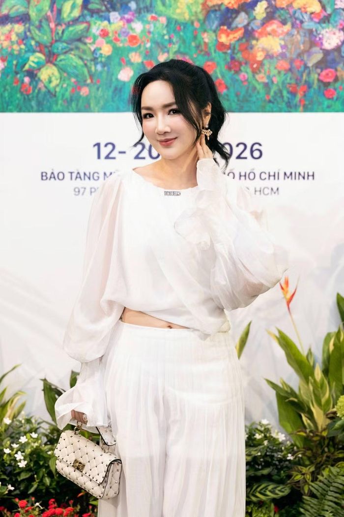Hoa hậu Giáng My tìm thấy sự đồng điệu trong hướng đi mới của Đỗ Mạnh Cường, bởi chị cũng mê hội hoạ và màu sắc