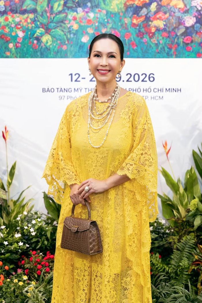 Diễn viên điện ảnh Diễm My ấn tượng với cách sử dụng màu sắc của Đỗ Mạnh Cường trong tranh, cô nhận thấy đây là lợi thế được anh tiếp tục phát triển từ thời trang