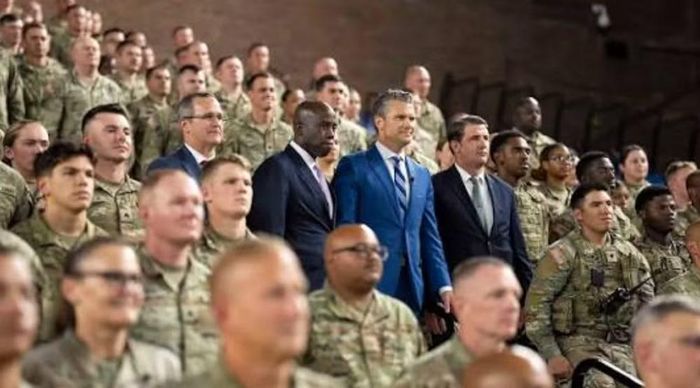 Tuy nhiên, họ cũng e ngại đối đầu với ông Trump, người vẫn có vai trò quan trọng trong việc huy động cử tri và hỗ trợ tài chính cho các ứng viên Cộng hòa.