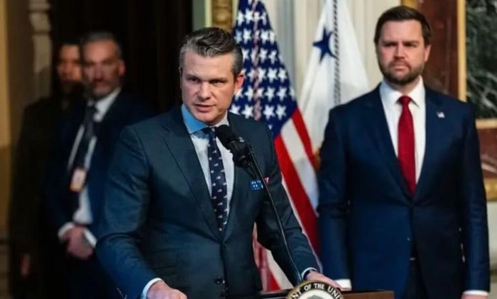 Ngày 2/9, Thượng nghị sĩ Thom Tillis, bang North Carolina, cáo buộc ông Hegseth "quản lý yếu kém" và kêu gọi Tổng thống Trump sa thải Bộ trưởng Quốc phòng. Ông Tillis từng đóng vai trò quan trọng trong quá trình phê chuẩn ông Hegseth hồi năm ngoái.