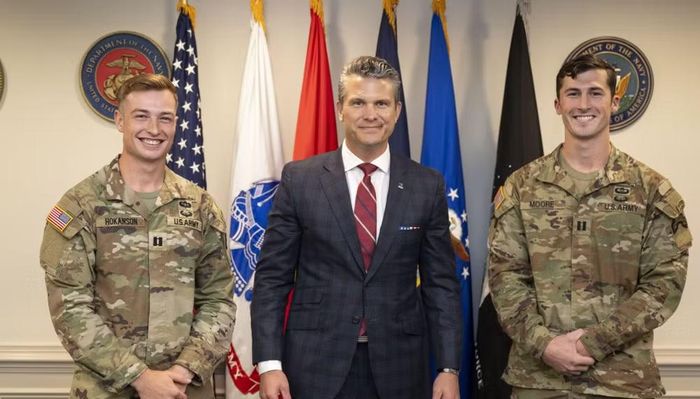Các cuộc thăm dò gần đây cho thấy ông Hegseth thuộc nhóm thành viên nội các ít được lòng công chúng nhất. Khảo sát của Đại học Quinnipiac ghi nhận 56% cử tri không ủng hộ ông, so với 34% tán thành.