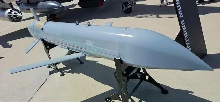 Bài báo khẳng định khả năng sử dụng vũ khí này trên "nhiều loại máy bay và trực thăng" khác nhau.