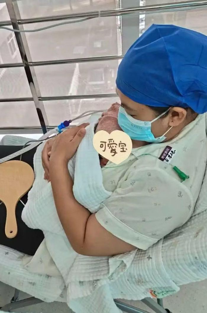 Em bé xuất viện khỏe mạnh sau 105 ngày chăm sóc đặc biệt