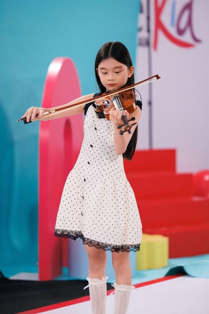 Lam Anh mang lại màn biểu diễn violin đặc sắc, khiến BGK trầm trồ