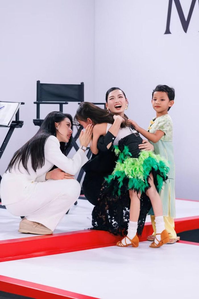 Hai chị em song sinh Trần Hà Hiểu Lam và Hà Trần Tuệ Lam khiến trường quay xúc động khi cùng đứng trước một tình huống tưởng như chỉ có một người được chọn