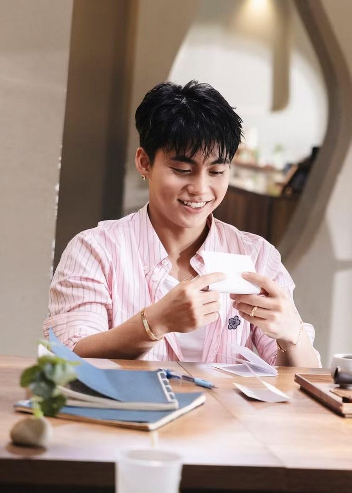 "Mỹ điệu quán" đưa người xem đi qua nhiều lớp cảm xúc: từ triết lý sống chậm, chuyện nghề, đến những góc khuất rất riêng tư của từng người có mặt.