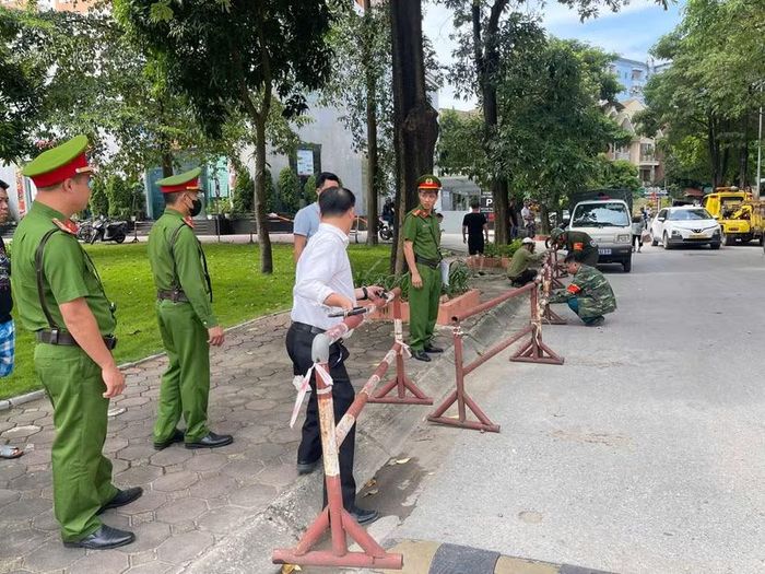 Lực lượng chức năng phối hợp đồng bộ các biện pháp giải quyết, không để tình trạng vi phạm dừng, đỗ, đặt các biển báo, tấm chắn dưới lòng đường