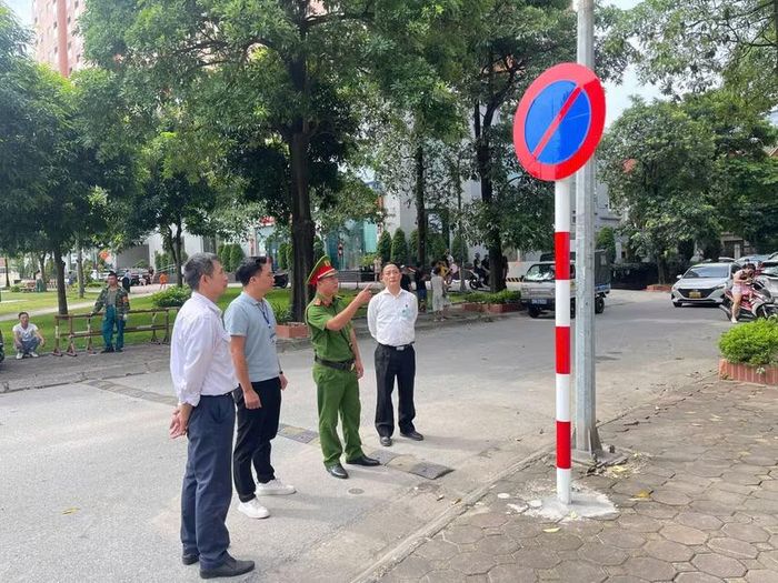 Nhiều biển cấm đỗ được đặt tại các vị trí đã khảo sát trước đó