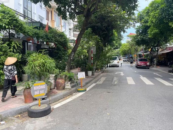 Rất nhiều bục bệ đi kèm biển cấm được người dân đặt ngay trên mặt đường, không chỉ mất mỹ quan mà còn cản trở giao thông, gây nguy hiểm cho người dân