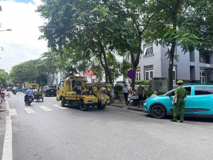 Kiên quyết không để tình trạng dừng đỗ xe tái diễn tại các khu đô thị, gây ảnh hưởng tới việc đi lại của người dân