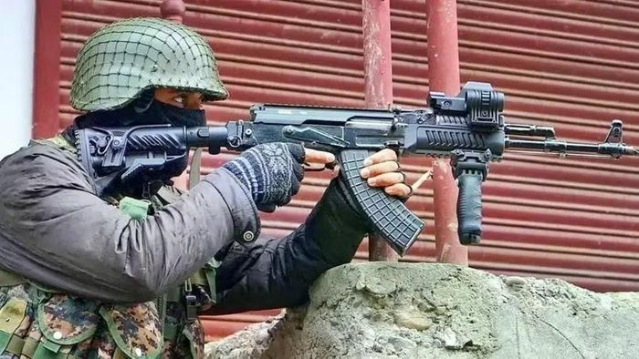 Ấn Độ sẽ là quốc gia đầu tiên và duy nhất sử dụng AK-203 - loại súng trường tấn công dùng đạn 7,62x39 mm. Các loại vũ khí cá nhân khác thuộc dòng "200", cụ thể là AK-200 và AK-205, đã được đặt hàng cho Vệ binh Quốc gia Nga, nhưng với số lượng hạn chế.
