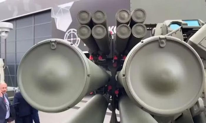 Thay vào đó, Pantsir-SMD-E được trang bị các ống phóng cho hai loại đạn đánh chặn - tên lửa tiêu chuẩn 57E6-E với tầm bắn lên đến 20 km và độ cao 15 km, đi kèm đạn tầm ngắn nhỏ gọn TKB-1055 với cự ly tác chiến 7 km và độ cao tối đa lên đến 5 km.