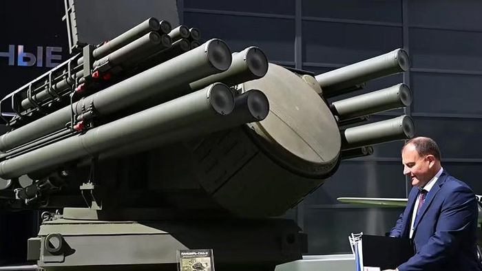 Hệ thống kiểm soát hỏa lực bao gồm radar với ăng ten mảng pha quét điện tử chủ động (AESA) và trạm dẫn hướng đa năng. Tầm phát hiện mục tiêu nhỏ lên đến 45 km, số lượng theo dõi đồng thời lên đến 40. Việc điều khiển được tự động hóa và có thể vận hành từ xa.