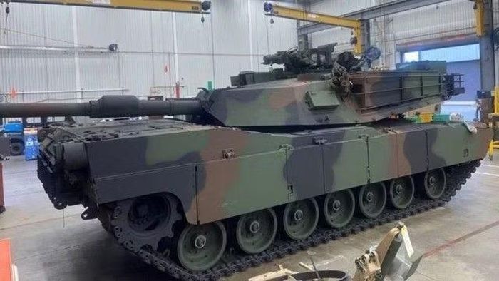 Một ví dụ khác là Romania, khi quốc gia Đông Âu này đã đặt mua 54 xe tăng Abrams M1A2 SEPv3 với tổng giá trị 1,07 tỷ USD vào năm 2023, dự kiến ​​việc giao hàng sẽ bắt đầu vào năm 2026, số MBT này theo kế hoạch ​​sẽ đi vào hoạt động từ năm 2028.