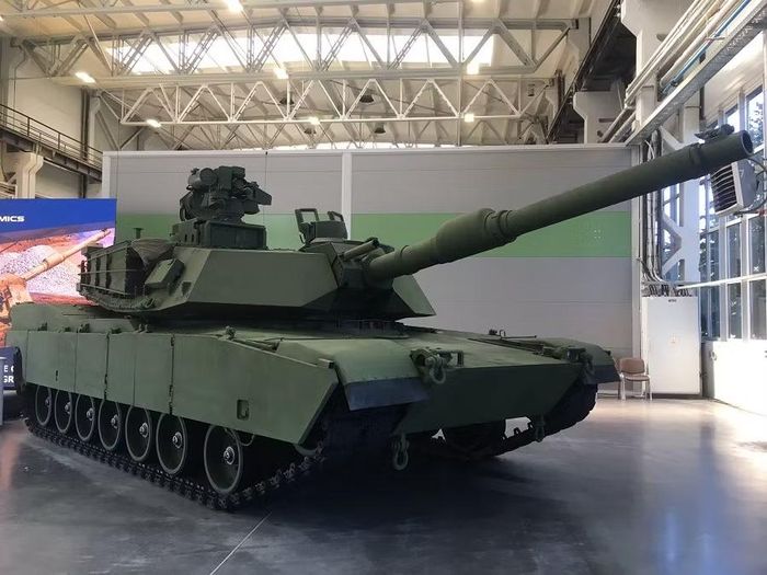 Về tính hiệu quả trong chiến đấu, các xe tăng M1A1 Abrams đời cũ đang được sử dụng trong Lực lượng Vũ trang Ukraine, nơi chúng đã chứng tỏ được khả năng của mình, điển hình như khả năng chịu được các đòn tấn công từ tối đa 20 máy bay không người lái cảm tử.