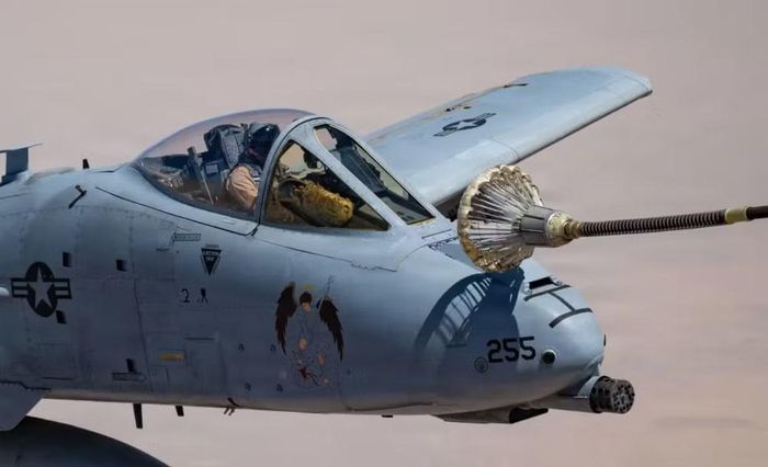 Theo Air & Space Forces Magazine, chiếc máy bay cường kích A-10 Thunderbolt II bị hư hại nghiêm trọng ở phần cánh.