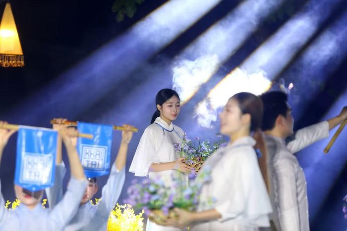 Giữa trùng điệp ánh sáng và âm thanh, tri thức dân tộc hiện lên lung linh, vừa quen thuộc vừa kiêu hãnh