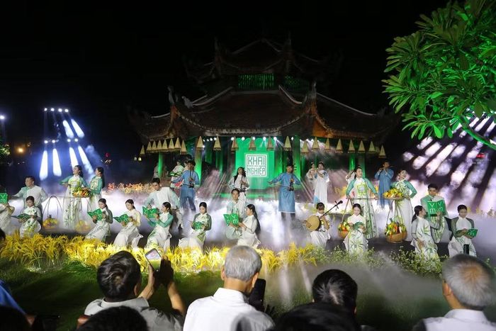 Đêm nghệ thuật "Khai Văn" khép lại trong vệt sáng mờ ảo của nước và ánh sáng, nhưng mạch ngầm đạo học ngàn năm thì vẫn chảy mãi dưới nếp mái rêu phong của Văn Miếu - Quốc Tử Giám. Sự kết hợp diệu kỳ giữa công nghệ trình diễn hiện đại và chiều sâu di sản không chỉ tôn vinh quá khứ, mà còn thắp lên niềm tin rực rỡ vào khát vọng cống hiến của thế hệ hôm nay