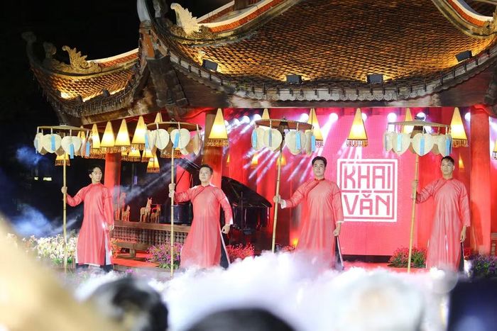 Màn đêm buông xuống Vườn Giám cổ kính, nhường chỗ cho thứ ánh sáng ấm áp của tri thức và nhân ái bắt đầu lan tỏa