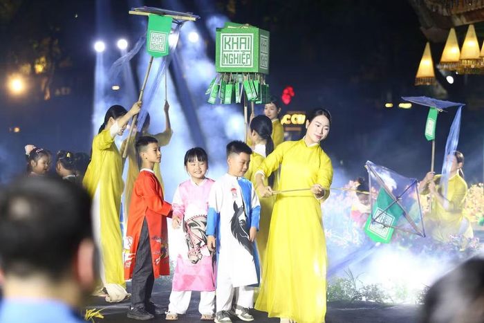 Mỗi tác phẩm trình diễn là một nhành hoa ngát hương, gửi trao lòng biết ơn tới tiền nhân đã mở lối