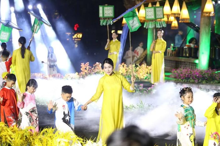 Tên gọi “Khai Văn” gợi mở hành trình hoàn thiện con người bằng tri thức và đạo học, từ mở mang tri thức, bồi đắp nhân cách đến nuôi dưỡng chí hướng, khát vọng và tinh thần cống hiến. Đó cũng là hành trình học tập, tu dưỡng và thực hành những giá trị tốt đẹp trong cuộc sống