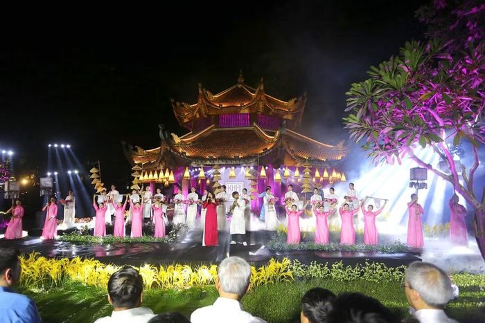 Không chỉ là hình ảnh nghệ thuật trên sân khấu, tà áo dài xuất hiện trong đêm diễn như lời nhắc nhớ về nét đẹp thanh lịch và tâm hồn thuần Việt