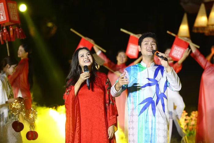 Nghệ sĩ nhân dân Thanh Lam cùng ca sĩ Nguyễn Thanh Long thể hiện tiết mục biểu diễn mở màn chương trình