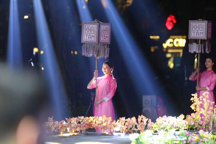 Thướt tha tà áo dài giữa không gian Vườn Giám cổ kính, nét đẹp dịu dàng của người thiếu nữ như làm dịu lại thời gian, mở ra một không gian "Khai Tâm" đong đầy khoảng lặng