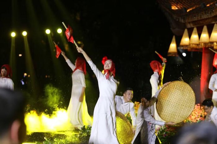 Chương trình "Khai Văn" không chỉ là một bữa tiệc nghệ thuật mà còn là lời nhắc nhở về trách nhiệm của thế hệ trẻ trong việc gìn giữ và phát huy những giá trị văn hóa truyền thống