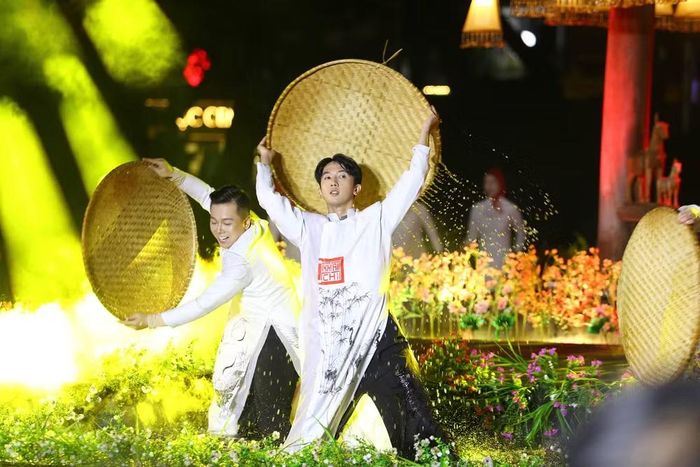 Ánh sáng rực rỡ soi rọi màn trình diễn của các nghệ sĩ, tạo nên những khoảnh khắc đẹp mắt và đầy cảm xúc trên sân khấu đêm "Khai Văn"