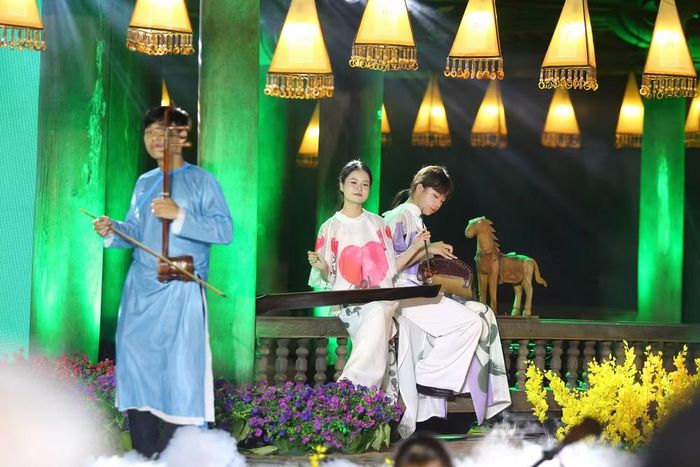 Đêm diễn vẽ nên hành trình gian truân nhưng tự hào của con đường đèn sách, bồi đắp ý chí cho thế hệ mai sau