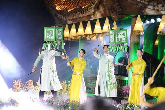 Học đi đôi với hành, tri thức biến thành sức mạnh cống hiến – đó là thông điệp xuyên suốt của phần "Khai nghiệp". Bàn tay múa uyển chuyển tựa như những nét mực mài, miêu tả hành trình kiến tạo sự nghiệp
