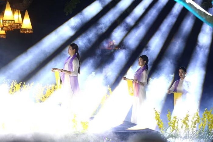 Hiệu ứng ánh sáng vẽ nên một bức tranh huyền ảo giữa đêm thu Văn Miếu trầm mặc