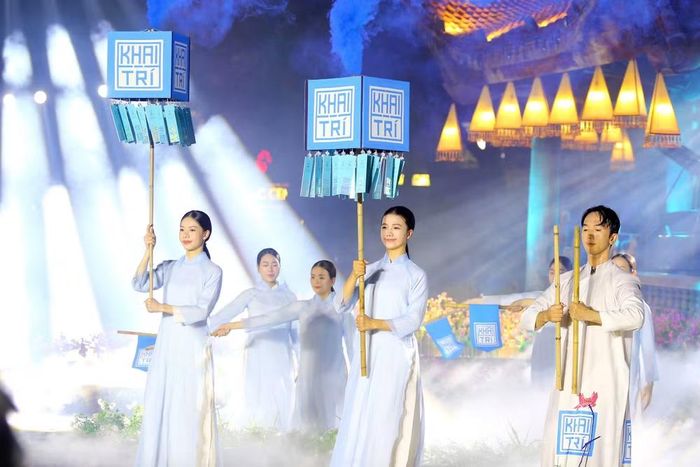 Nhạc cụ dân tộc hòa quyện cùng phối khí hiện đại, tựa như nhịp cầu nối liền nét xưa cũ với tâm hồn trẻ hôm nay