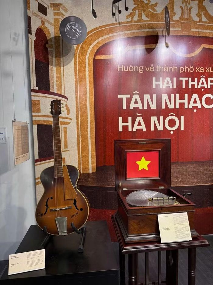 Tại trưng bày, những bản nhạc gốc, tờ nhạc, đĩa hát, hình ảnh tư liệu về các nhạc sĩ, ca sĩ cùng những dấu mốc trong quá trình hình thành và phát triển của tân nhạc Hà Nội giai đoạn 1934 - 1954 được giới thiệu đến công chúng.